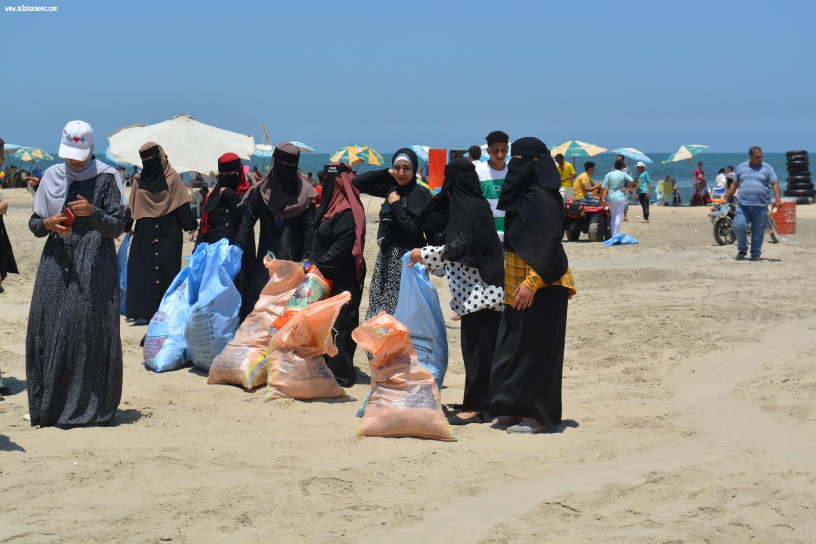 جمعية النهضة للتنمية الزراعية تشارك مصيف بلطيم تنظيف شاطىء الأمل من النفايات