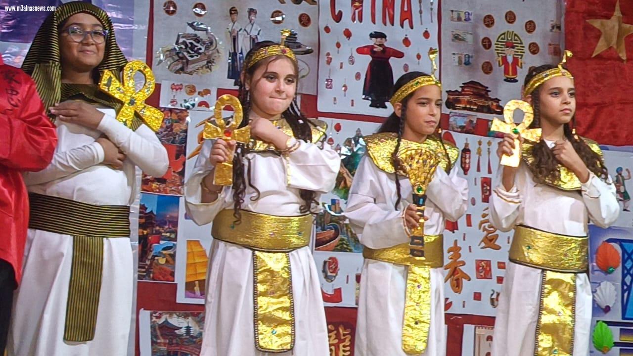 احتفالية عالم واحد علي مسرح طيبة المتكاملة الدولية والمشاركون بالعرض يستخدمون  اللغات العربية والصينية والإنجليزية 