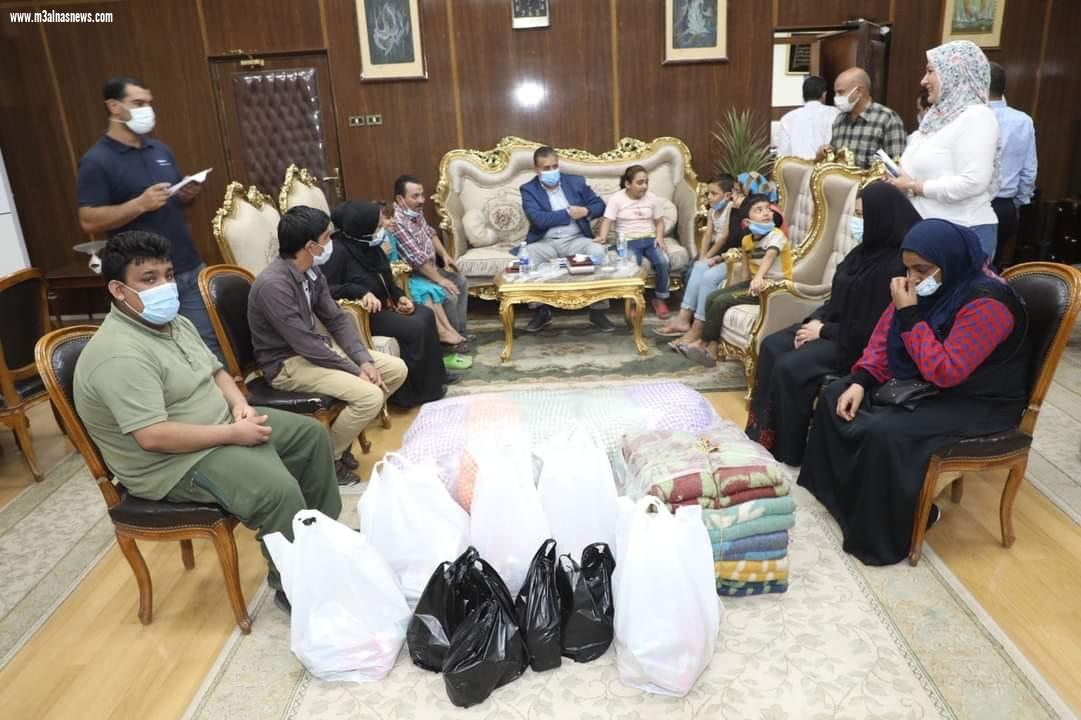 محافظ المنوفية لأسرة سورية : أنتم في بلدكم الثاني مصر