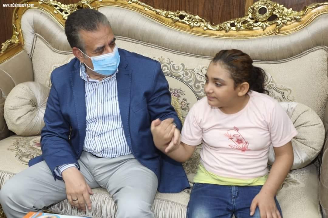 محافظ المنوفية لأسرة سورية : أنتم في بلدكم الثاني مصر