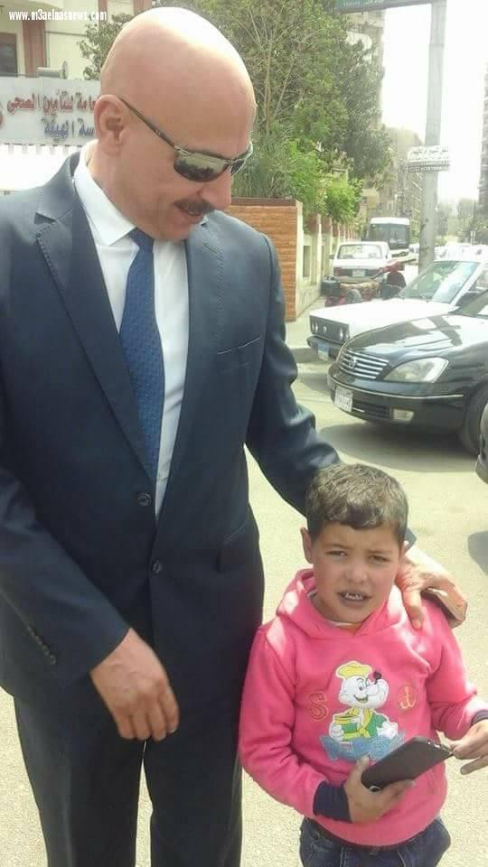 استجابة لما نشرناه| «إيمن عبدالله » مع طفل القلب فى رئاسة هيئة التأمين الصحي بالقاهرة 