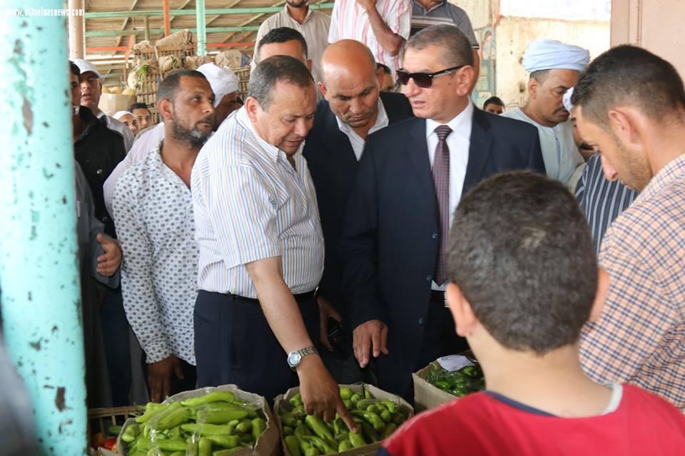 محافظ كفر الشيخ يتفق مع تجار البرلس على محاربة الغلاء وحملات مكثفة لتصدى لجشع التجار