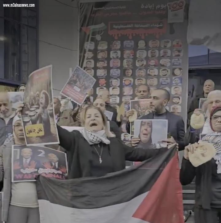 بالصور: صباحى ... يشارك الصحفيين تظاهرهم دعما لفلسطين على سلالم النقابه