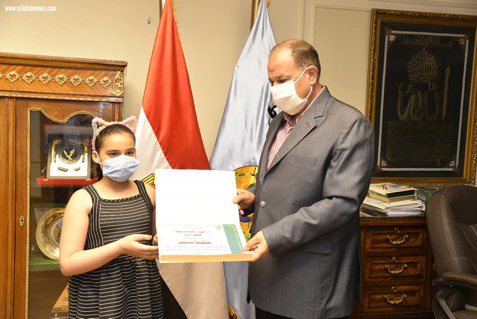 محافظ أسيوط يكرم الطفلة 