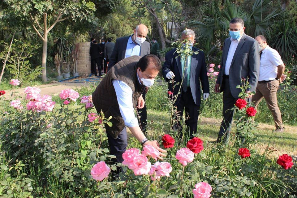 وزير التعليم العالي ورئيس جامعة بنها يتفقدان المزارع الإنتاجية بمشتهر