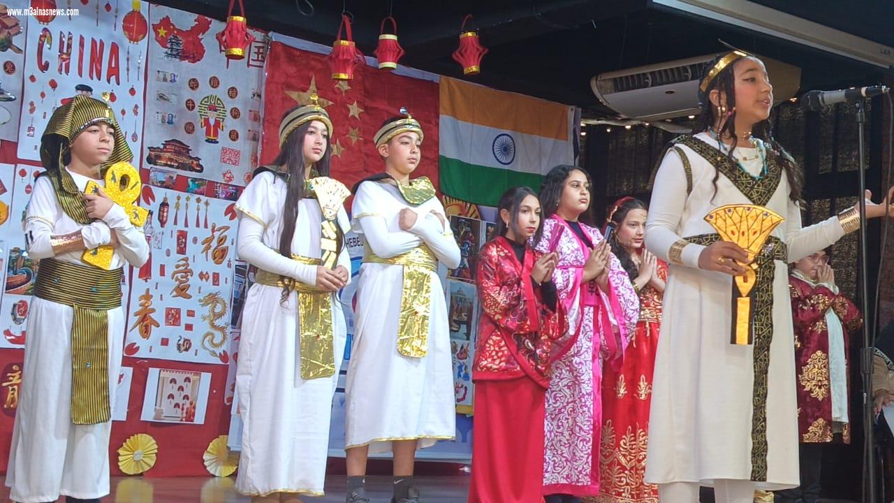 احتفالية عالم واحد علي مسرح طيبة المتكاملة الدولية والمشاركون بالعرض يستخدمون  اللغات العربية والصينية والإنجليزية 