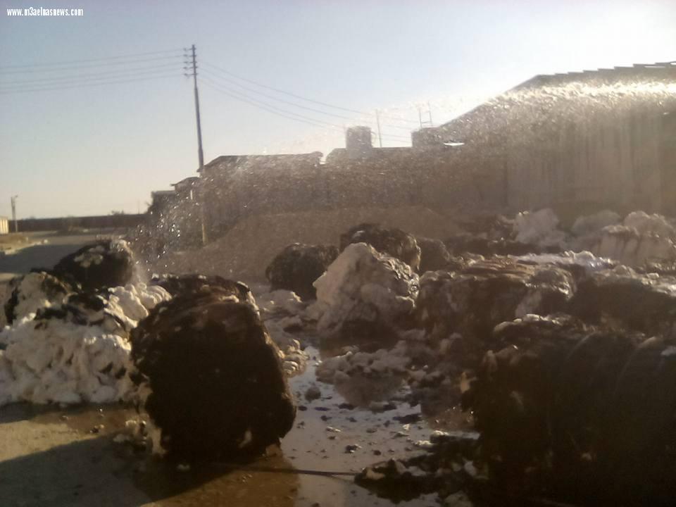 بالصور| حريق يلتهب مصنع غزل ونسيج بالمنطقة الصناعية ببلطيم وإصابة عامل