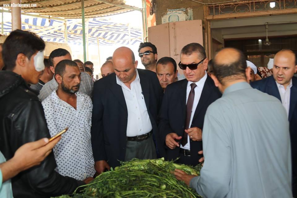 محافظ كفر الشيخ يتفق مع تجار البرلس على محاربة الغلاء وحملات مكثفة لتصدى لجشع التجار