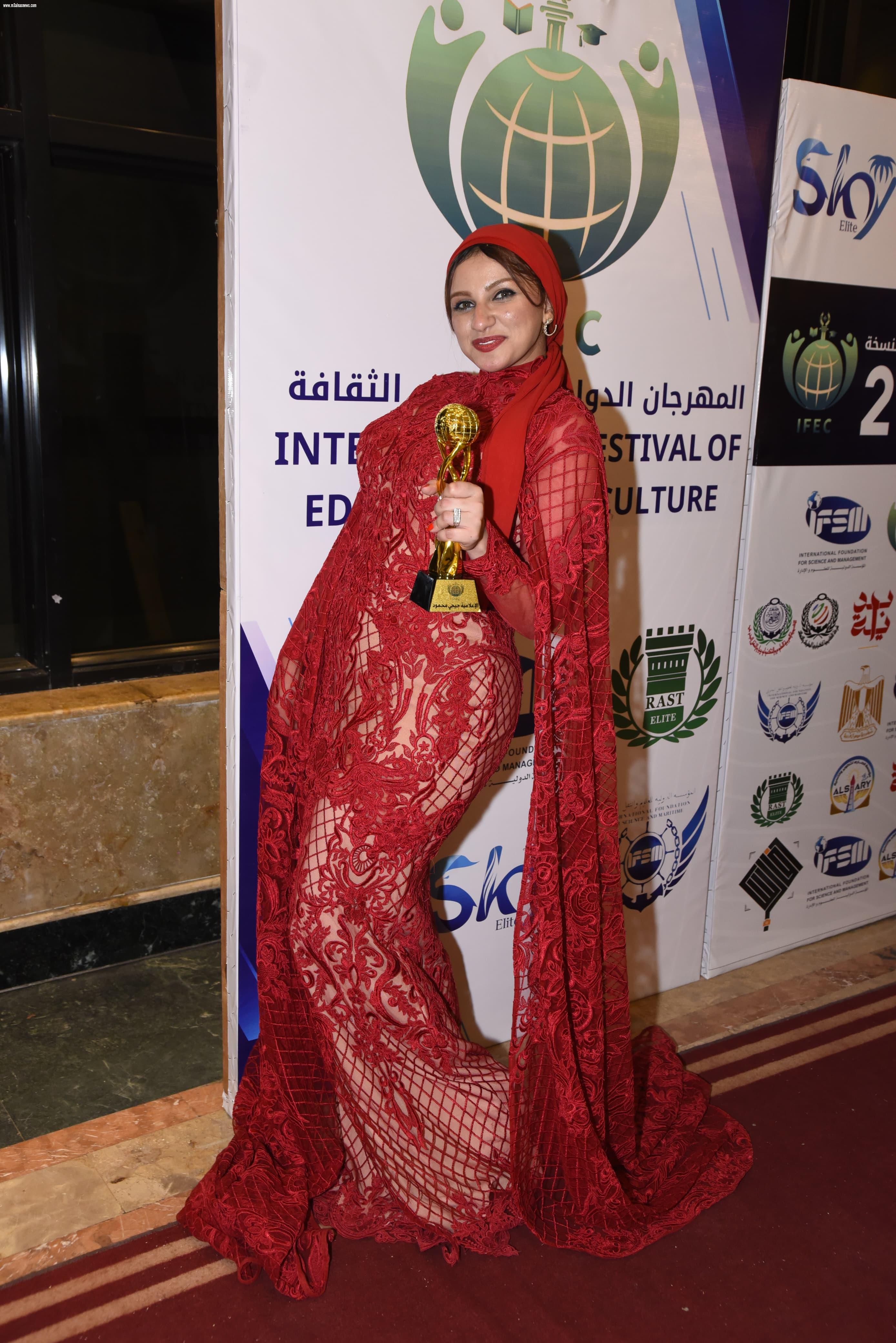 جيجي محمود تلمع في سماء الفن بفستان أحمر ساحر خلال تكريمها من المركز الثقافي الدولي