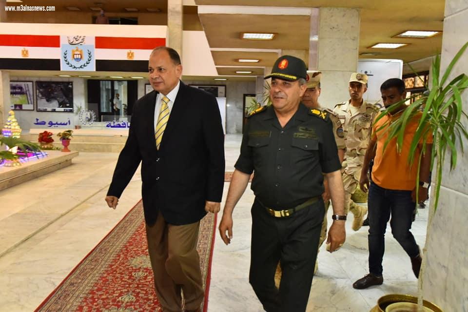 محافظ أسيوط يستقبل قائد المنطقة الجنوبية العسكرية للتهنئة بعيد الفطر المبارك