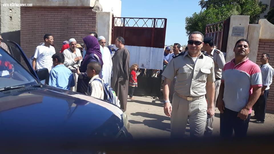 وفد من شرطة مطوبس يوزعون أدوات مدرسية ويدفعون المصروفات لغير القادرين من طلبة المدارس