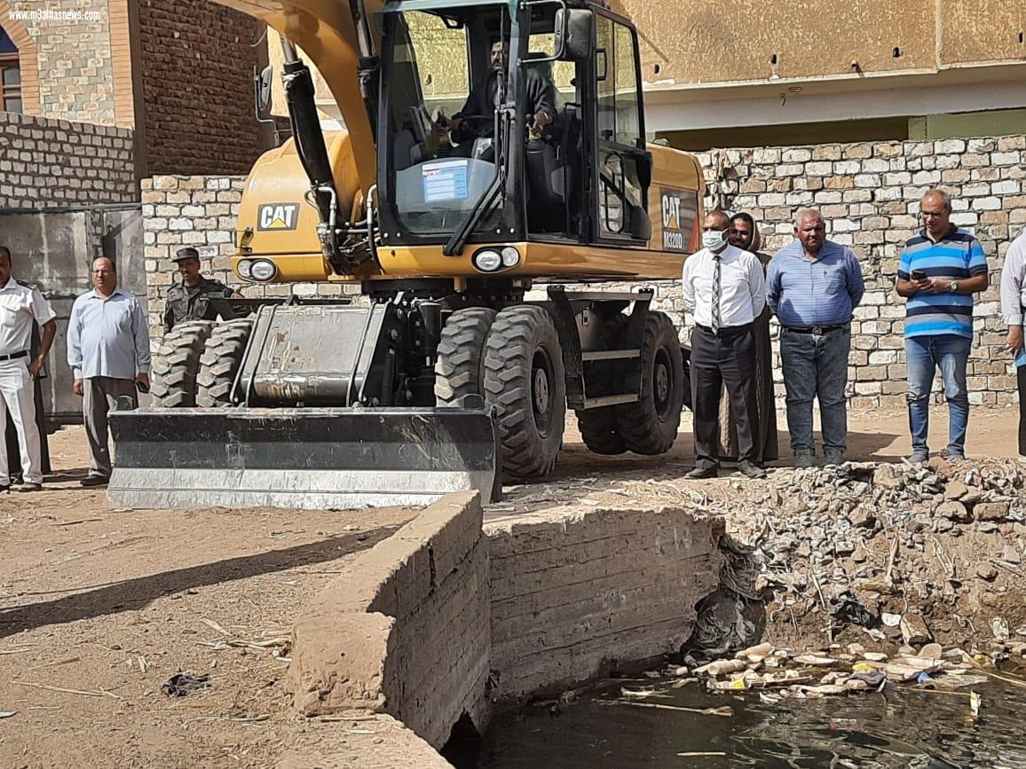 محافظ أسيوط: إزالة 28 حالة تعدي على أراضي تابعة للاصلاح الزراعي والصرف والري بمركزي منفلوط والقوصية ضمن المرحلة الثانية من الموجة الـ 18 لازالة التعديات