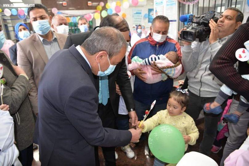 محافظ الإسماعيلية يشهد إنطلاق الحملة القومية للتطعيم ضد مرض شلل الأطفال بمركز طب أسرة عرايشية مصر
