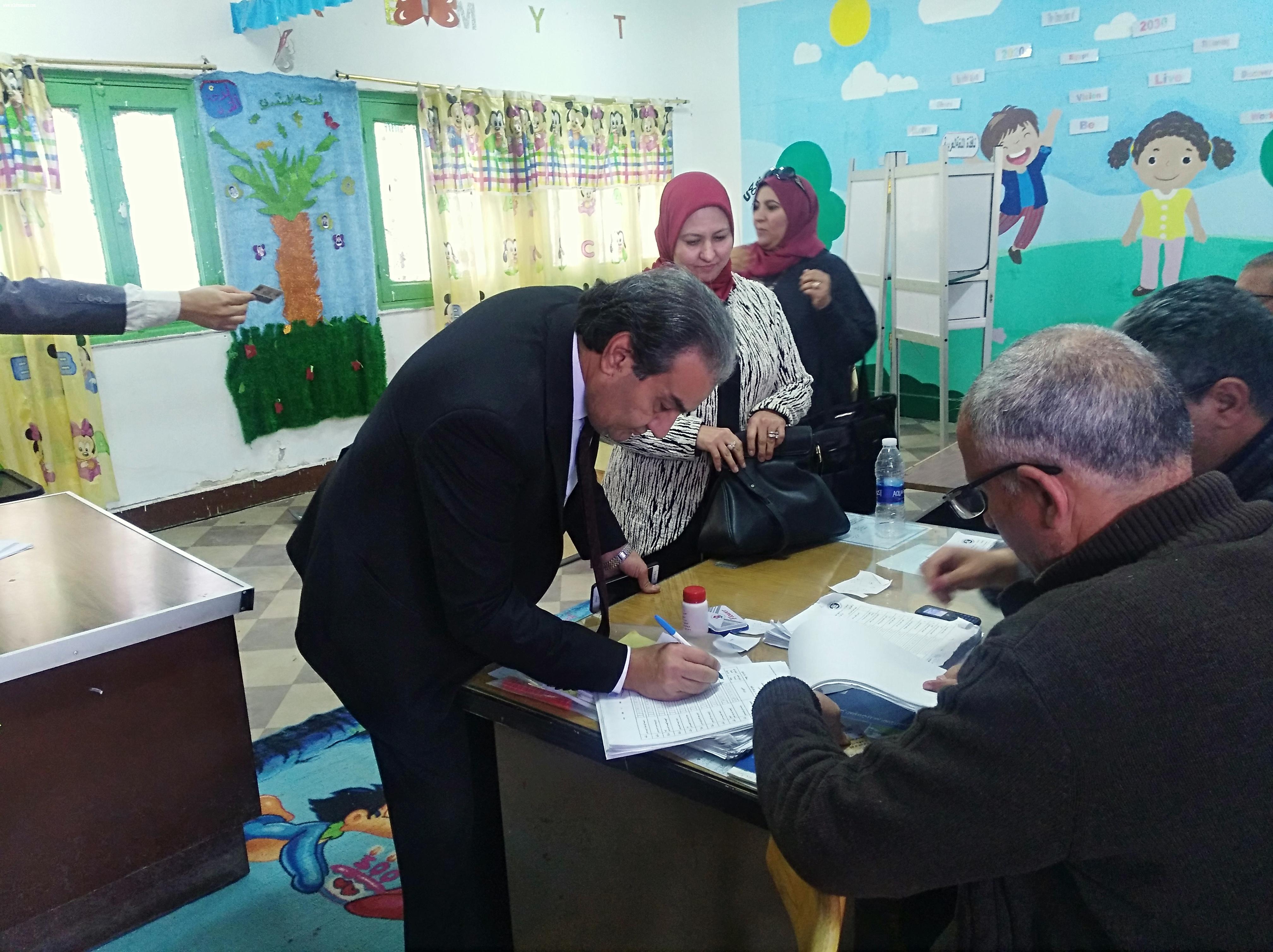 أمين 