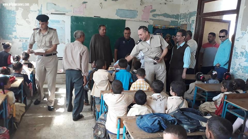 وفد من شرطة مطوبس يوزعون أدوات مدرسية ويدفعون المصروفات لغير القادرين من طلبة المدارس