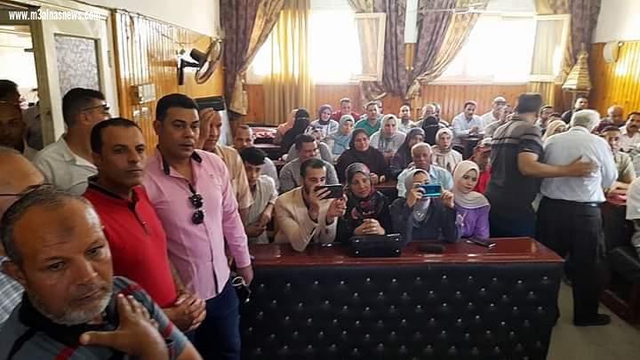 محافظ كفر الشيخ ونائبه يكرمان مدير مكتب المحافظ السابق ويهديانه درع وشهادة تقدير