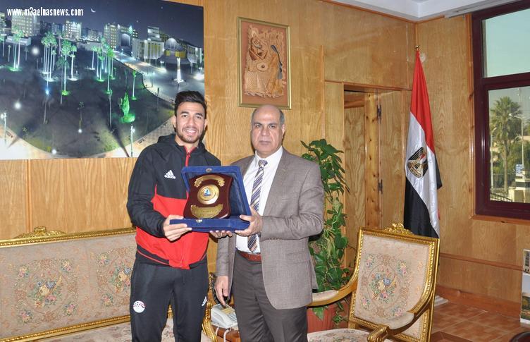 رئيس جامعة كفر الشيخ يكرم لاعب المنتخب الوطني 