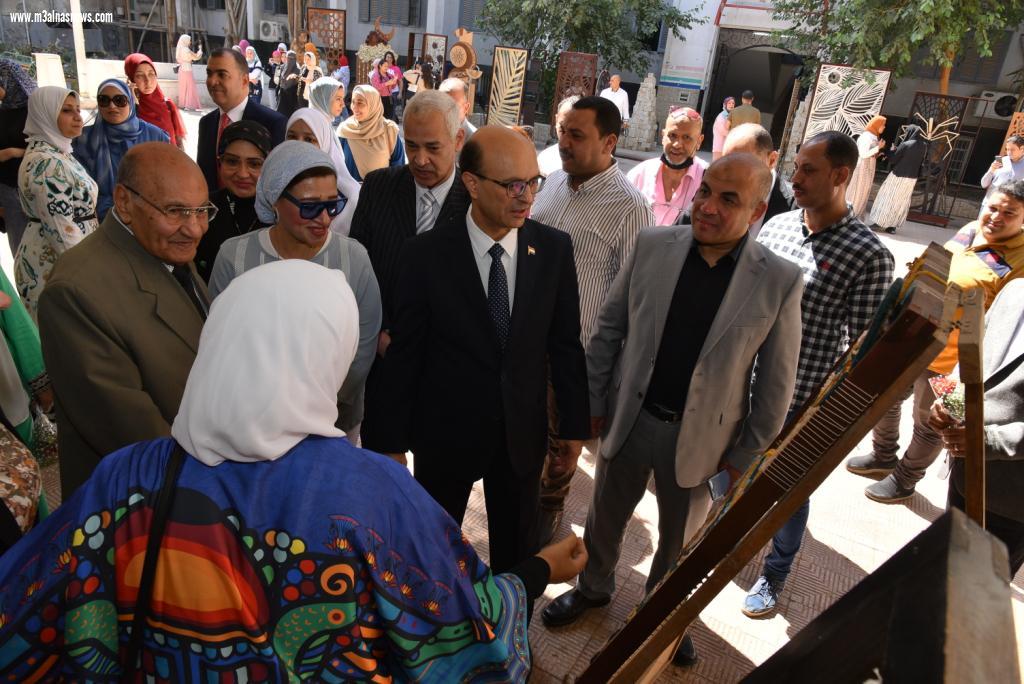 رئيس جامعة أسيوط يفتتح المعرض الفني بكلية التربية النوعية