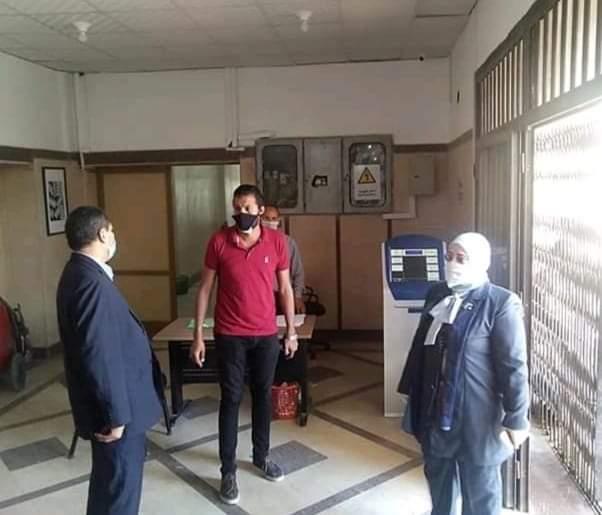 وكيل تعليم كفر الشيخ تتفقد خدمة الشباك الواحد وتكرم 3 موظفين 