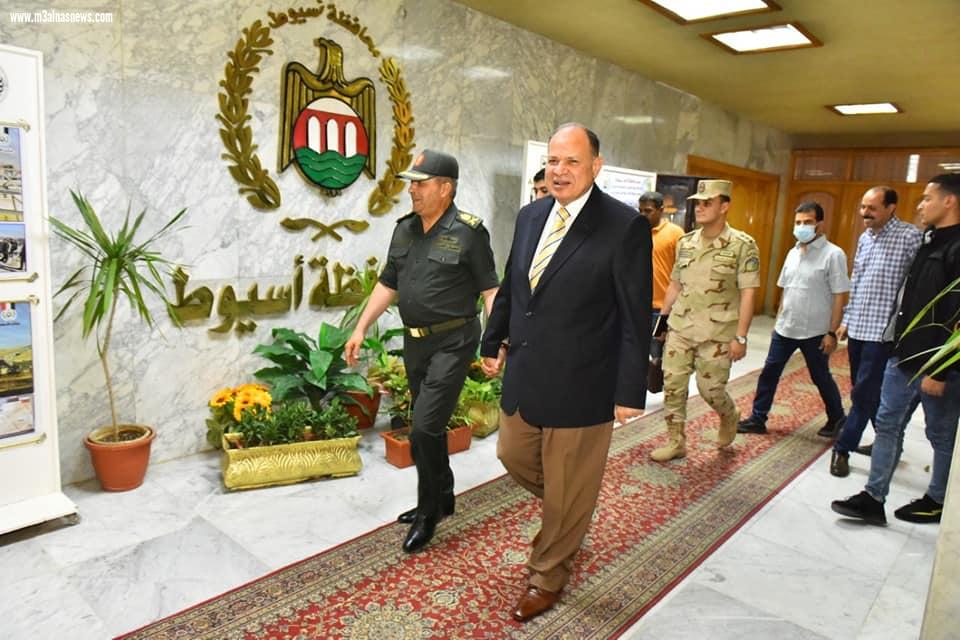 محافظ أسيوط يستقبل قائد المنطقة الجنوبية العسكرية للتهنئة بعيد الفطر المبارك