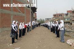 بالصور| طلاب مدرسة بالشرقية يشاركون في جنازة معلمهم ويصطفون لمسافة كيلو لوداعه