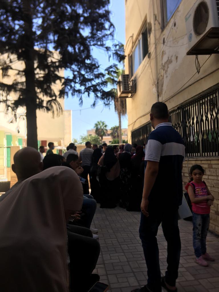 زحام شديد بمكتب التصديقات بمحافظة كفر الشيخ
