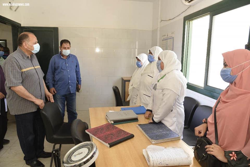 محافظ أسيوط يتفقد أقسام المركز الصحي الحضري بمدينة أبنوب ويلتقي بالأطباء والعاملين به بحضور بعض أعضاء مجلس النواب