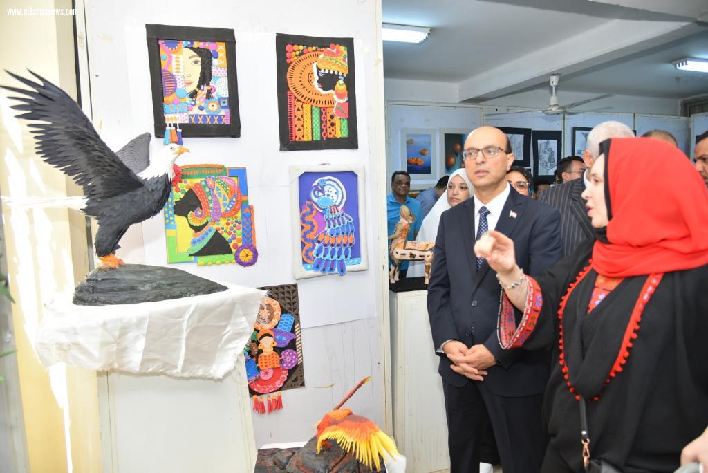 رئيس جامعة أسيوط يفتتح المعرض الفني بكلية التربية النوعية