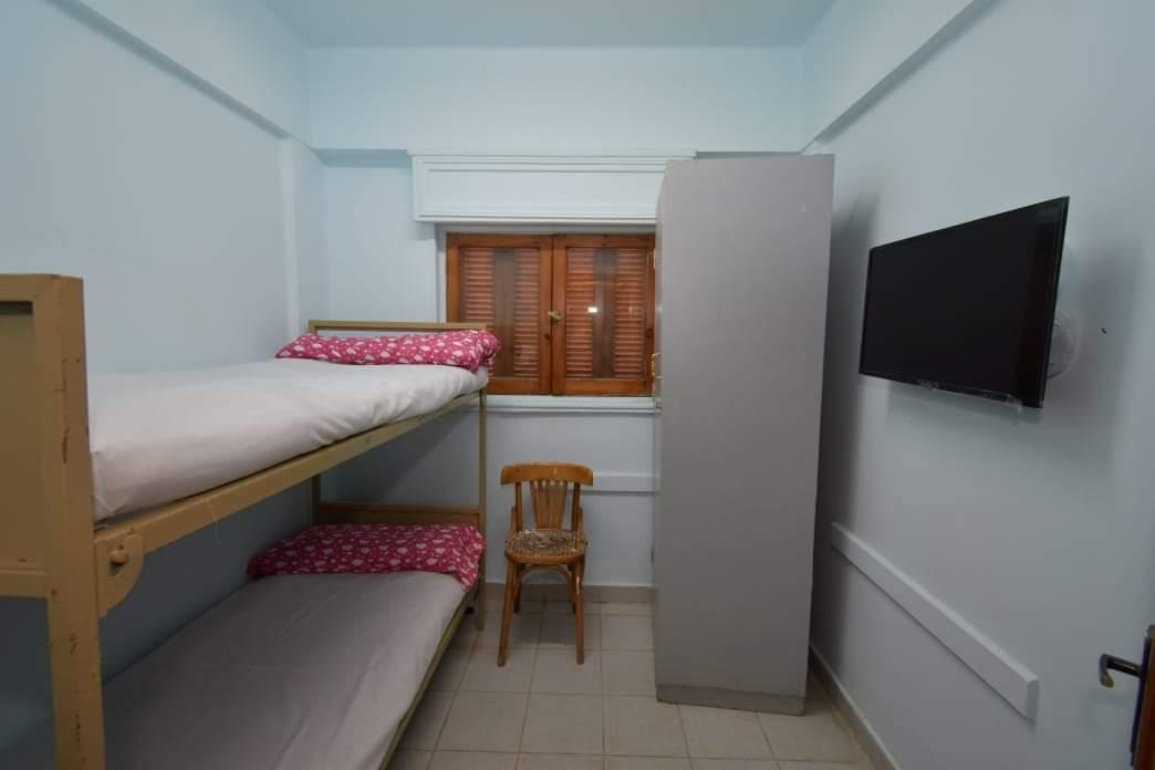 جامعة القاهرة توفر شاشات تليفزيون للعائدين من الخارج أثناء فترة عزلهم الاحتياطي