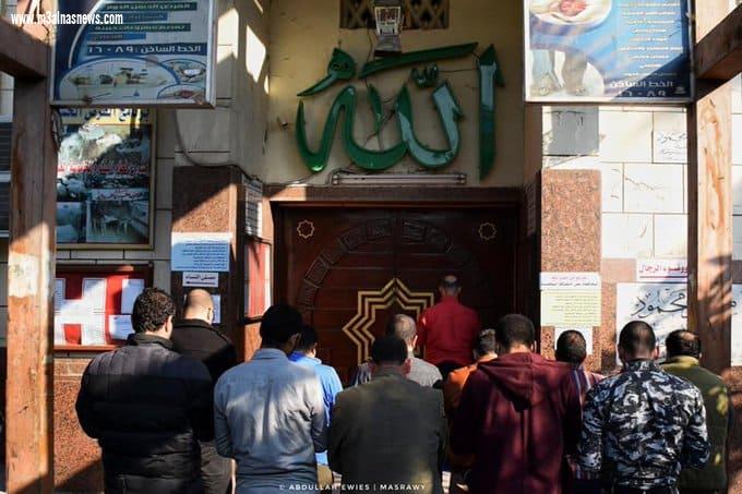 مصلون أمام المساجد المغلقة رغم قرار الأوقاف 