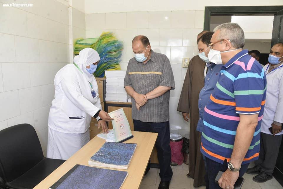 محافظ أسيوط يتفقد أقسام المركز الصحي الحضري بمدينة أبنوب ويلتقي بالأطباء والعاملين به بحضور بعض أعضاء مجلس النواب