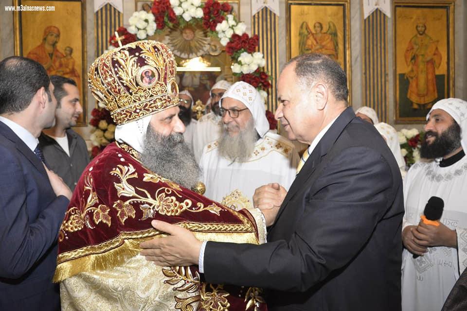 وسط استقبال بالورود ورفع صور الرئيس السيسى ..محافظ أسيوط يزور ايبارشيات منفلوط والدير المحرق والقوصية للتهنئة بعيد القيامة المجيد