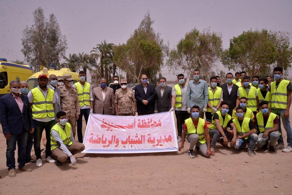 محافظ أسيوط وقائد المنطقة الجنوبية يشهدان اصطفاف معدات التطهير والنظافة