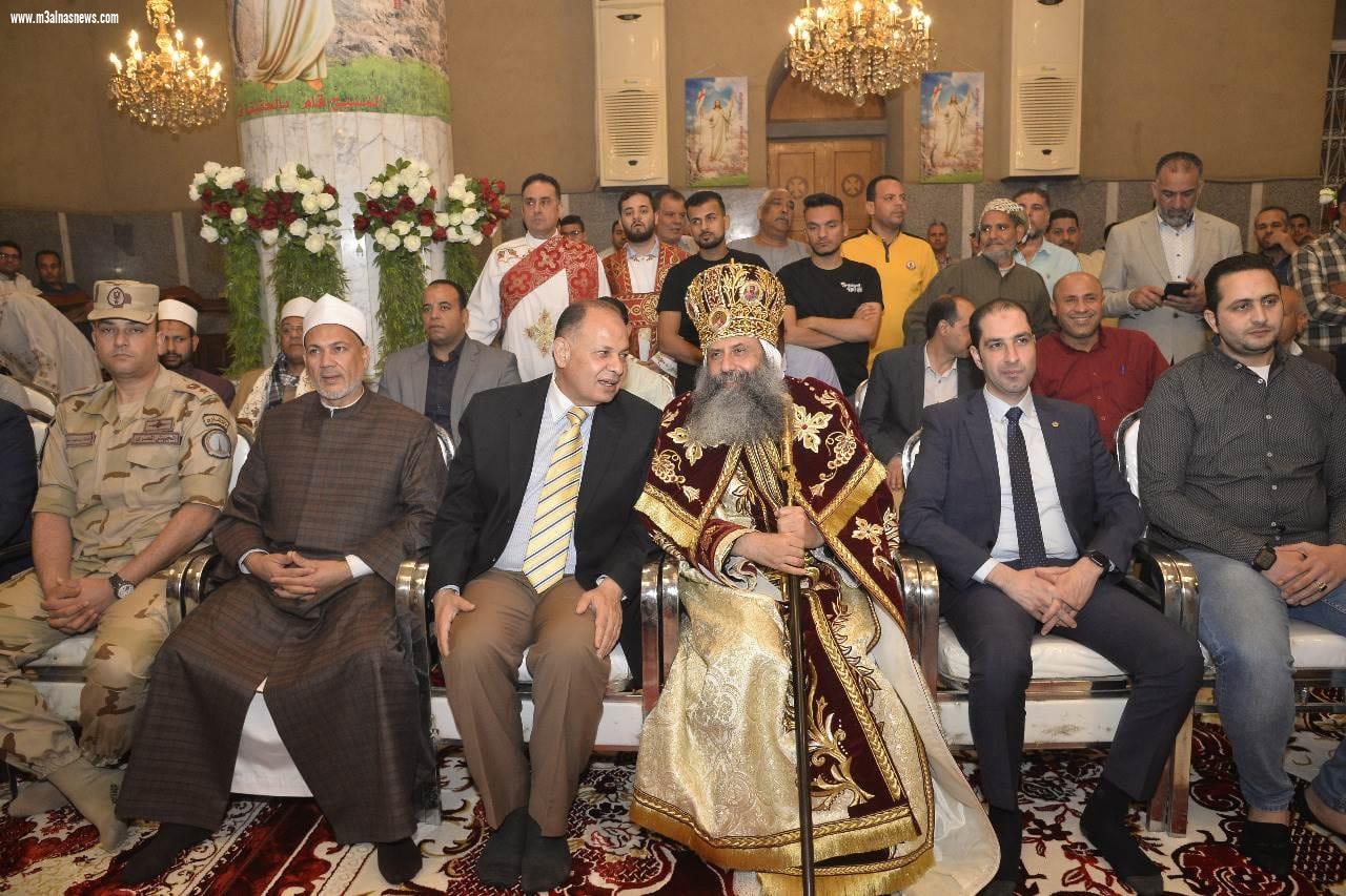 وسط استقبال بالورود ورفع صور الرئيس السيسى ..محافظ أسيوط يزور ايبارشيات منفلوط والدير المحرق والقوصية للتهنئة بعيد القيامة المجيد