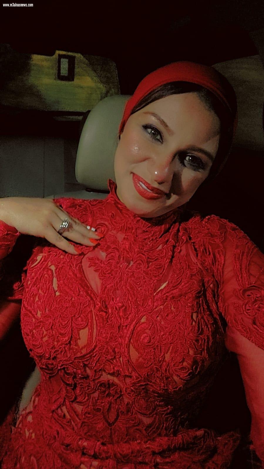 جيجي محمود تلمع في سماء الفن بفستان أحمر ساحر خلال تكريمها من المركز الثقافي الدولي