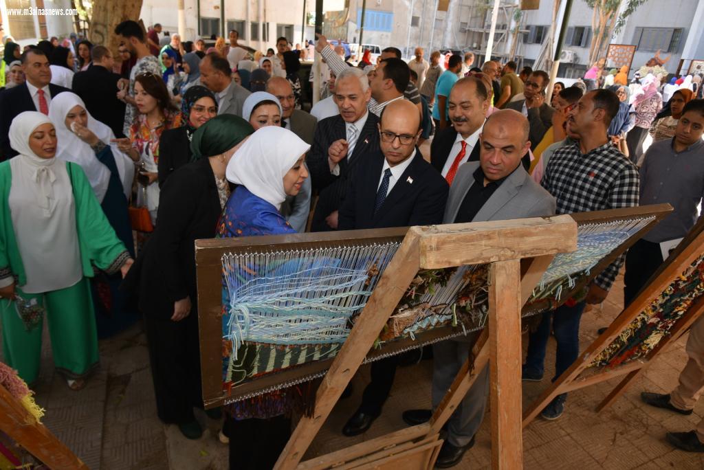 رئيس جامعة أسيوط يفتتح المعرض الفني بكلية التربية النوعية