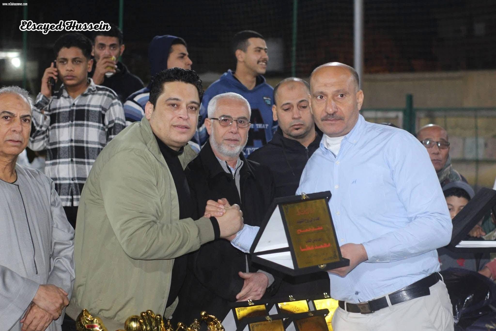 النائب محمد عطا يكرم أسر شباب