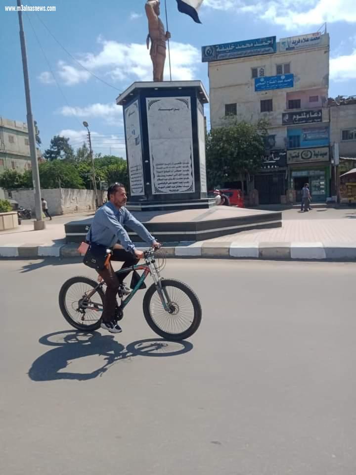 يذهب لعمله منذ أكثر من عام بالدراجة ويقطع 30 كم.. تعرف على حكاية مدير عام بوزارة الموارد المائية بكفرالشيخ