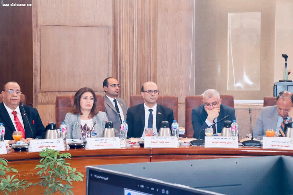 رئيس جامعة أسيوط يشارك في اجتماع المجلس الأعلى للجامعات بجامعة قناة السويس