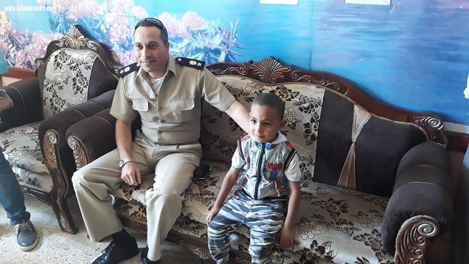 وفد من شرطة مطوبس يوزعون أدوات مدرسية ويدفعون المصروفات لغير القادرين من طلبة المدارس