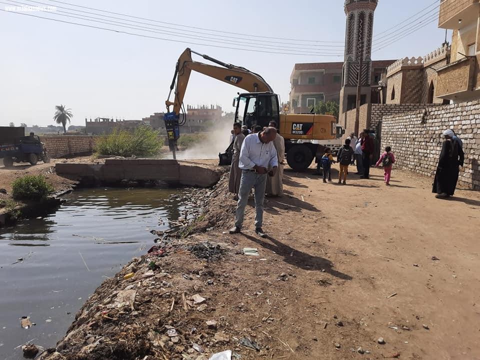 محافظ أسيوط: إزالة 28 حالة تعدي على أراضي تابعة للاصلاح الزراعي والصرف والري بمركزي منفلوط والقوصية ضمن المرحلة الثانية من الموجة الـ 18 لازالة التعديات