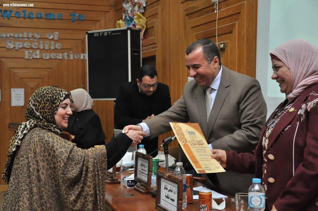 الشمول المالي والاستخدام الآمن للإنترنت والتعلم الإلكترونى.. ورشتى عمل  بـ