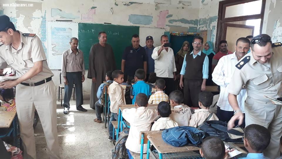 وفد من شرطة مطوبس يوزعون أدوات مدرسية ويدفعون المصروفات لغير القادرين من طلبة المدارس