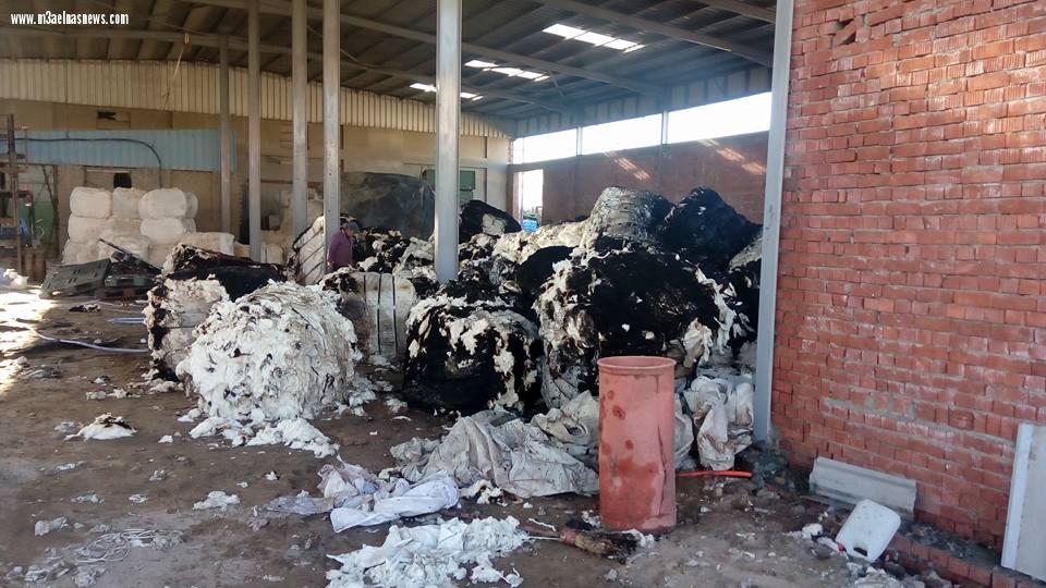 بالصور| حريق يلتهب مصنع غزل ونسيج بالمنطقة الصناعية ببلطيم وإصابة عامل