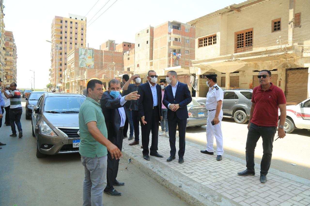 محافظ كفر الشيخ يتفقد أعمال الرصف بغرب وشرق المدينة ويوجه بإنشاء محور جديد