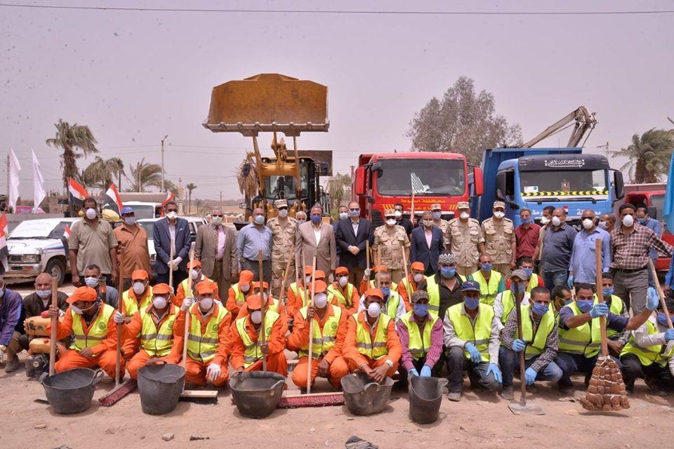 محافظ أسيوط وقائد المنطقة الجنوبية يشهدان اصطفاف معدات التطهير والنظافة