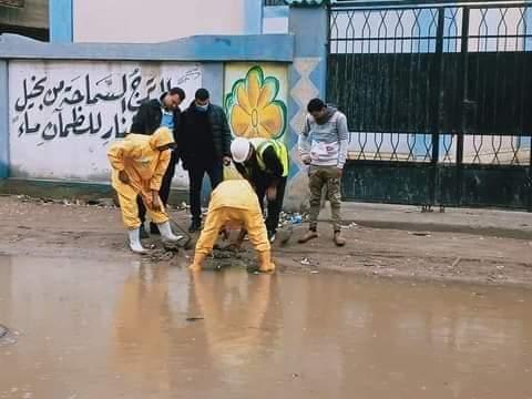 مجلس مدينة الحامول وشركة مياه الشرب والصرف الصحى يواجهون مياه الأمطار