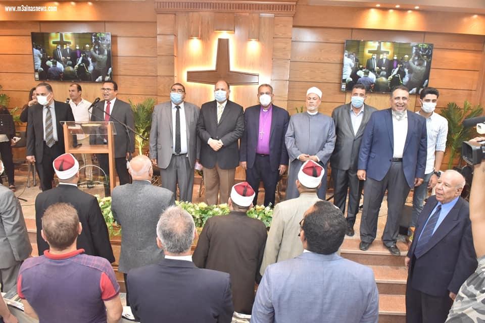محافظ أسيوط ورئيس الطائفة الانجلية بمصر يشهدان إفتتاح كنيسة الناصرية الإنجيلية بمركز الفتح بعد تجديدها
