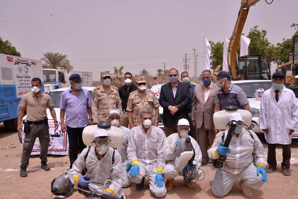 محافظ أسيوط وقائد المنطقة الجنوبية يشهدان اصطفاف معدات التطهير والنظافة