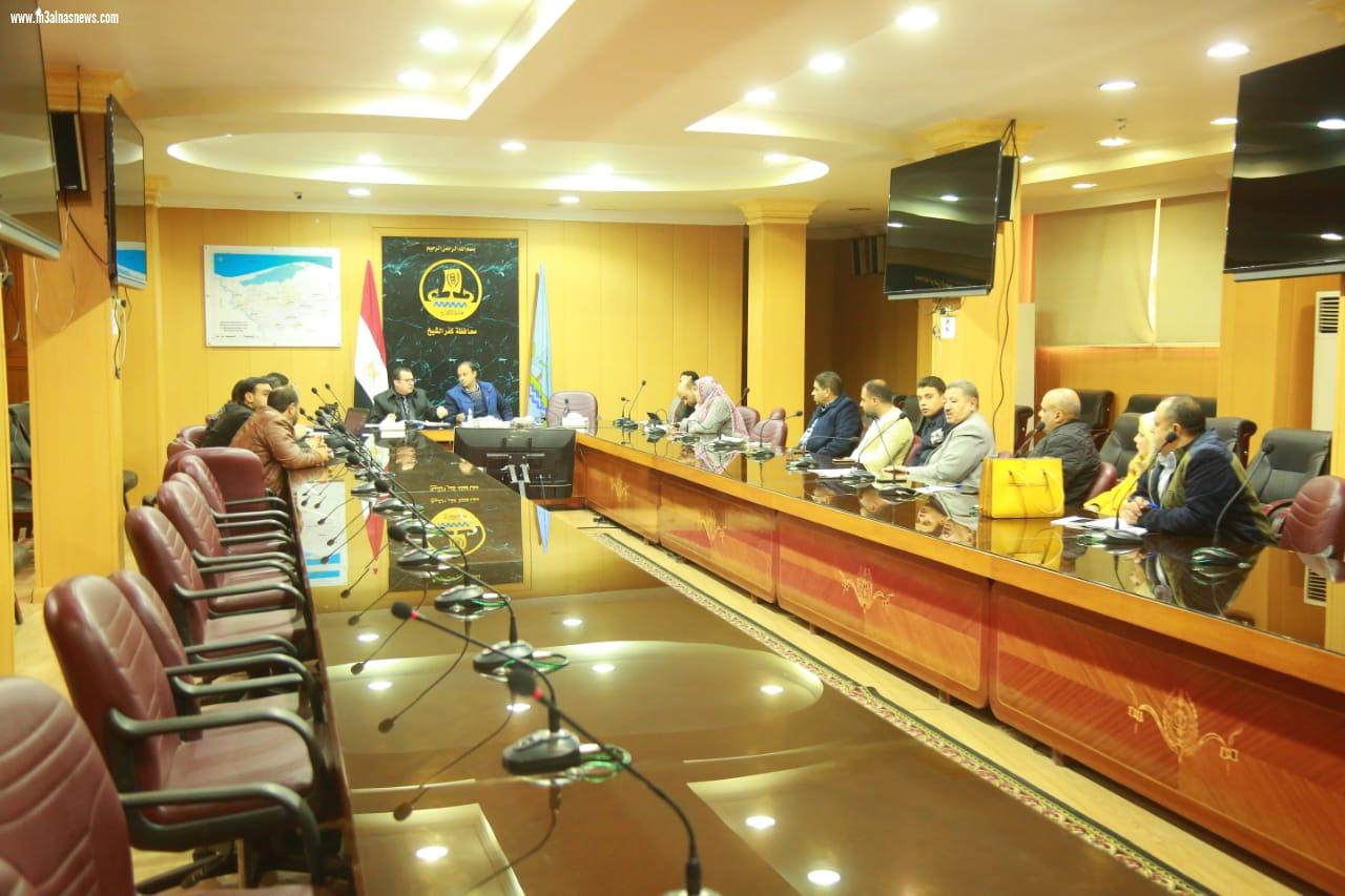 محافظ كفر الشيخ يتابع تنفيذ مشروعات حياة كريمة بقرى مطوبس